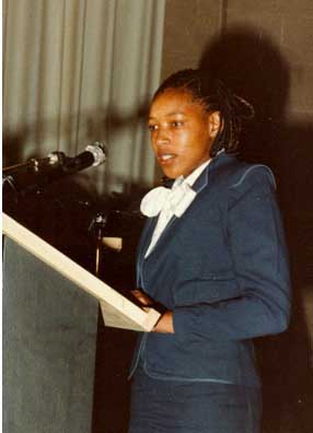 Zenani Mandela pendant son discours dans la salle des Pas-Perdus du Palais de Justice de Bordeaux